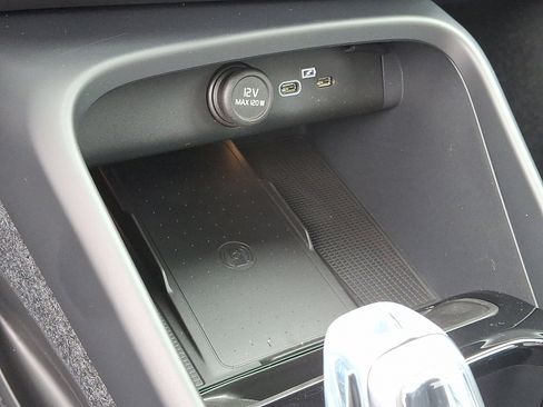 New 2025 Volvo XC40 B5 Plus w/ Protection Package Premier image 17