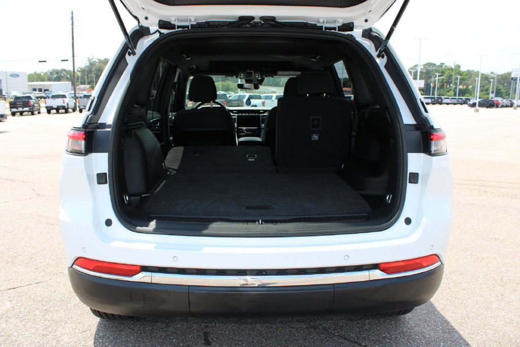 Used 2025 Jeep Grand Cherokee Laredo X RWD image 16