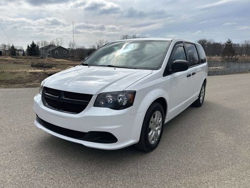Used 2019 Dodge Grand Caravan SE w/ UConnect Hands-Free Group image 2