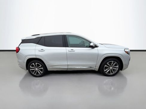 Used 2020 GMC Terrain Denali w/ Denali Premium Package FWD image 9