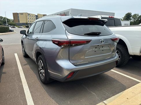 Used 2024 Toyota Highlander XLE AWD/4WD image 2