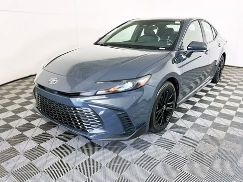 Used 2025 Toyota Camry SE FWD image 5