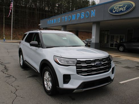 Used 2025 Ford Explorer Active image 1