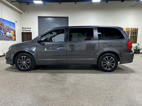 Used 2017 Dodge Grand Caravan SE image 14