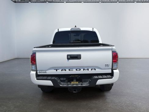 Used 2020 Toyota Tacoma TRD Sport AWD/4WD image 4