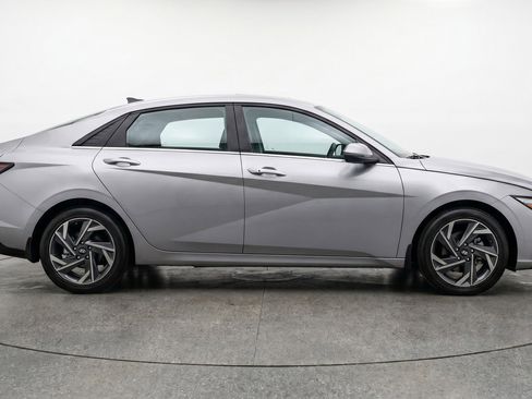 Used 2025 Hyundai Elantra SEL FWD image 11
