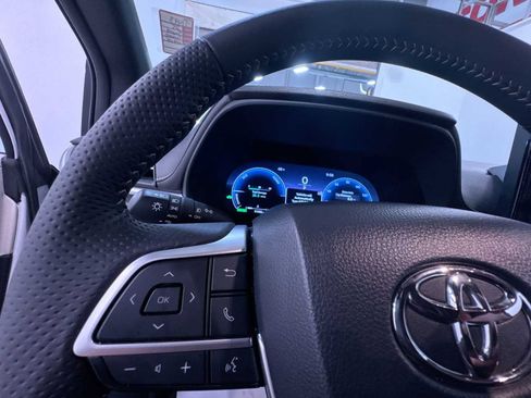 Used 2025 Toyota Sienna Limited image 20