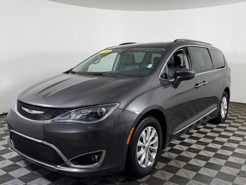 Used 2018 Chrysler Pacifica Touring-L w/ Premium Audio Group FWD image 3