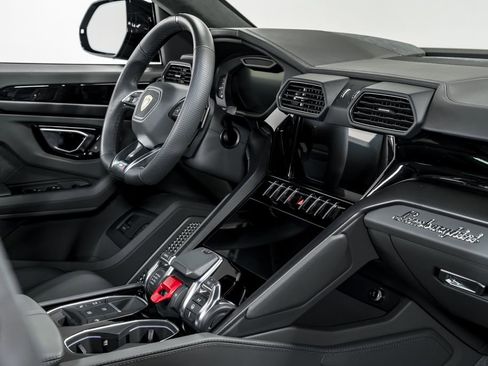 Used 2021 Lamborghini Urus image 38