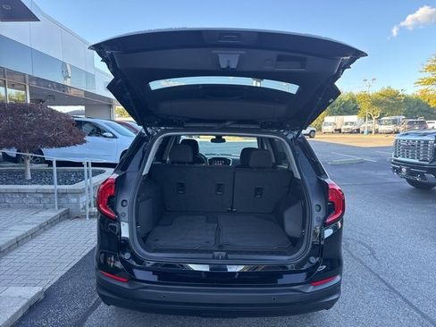 Used 2023 GMC Terrain SLE w/ Driver Convenience Package image 28