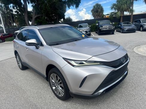 Used 2022 Toyota Venza XLE AWD/4WD image 2