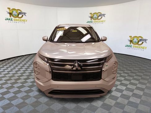 Used 2025 Mitsubishi Outlander SE image 3