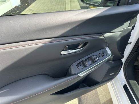 Used 2024 Nissan Sentra SR w/ SR Premium Package image 9