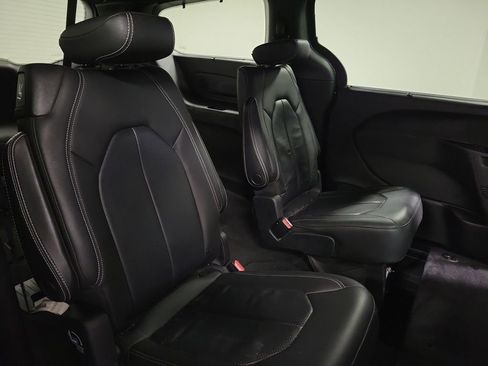 Used 2020 Chrysler Pacifica Touring-L w/ Advanced Safetytec Group image 23