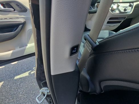 Used 2024 Chrysler Pacifica Touring-L FWD image 12
