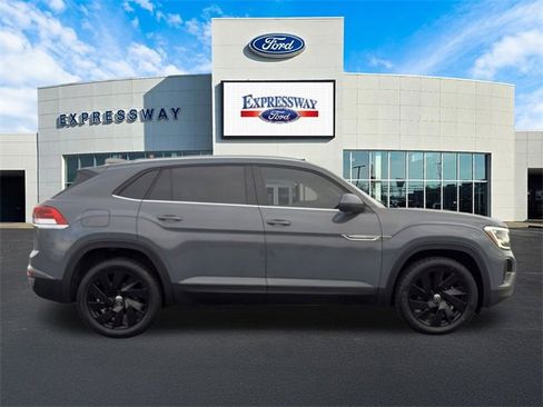 Used 2024 Volkswagen Atlas Cross Sport SE w/ Panoramic Sunroof Package image 5