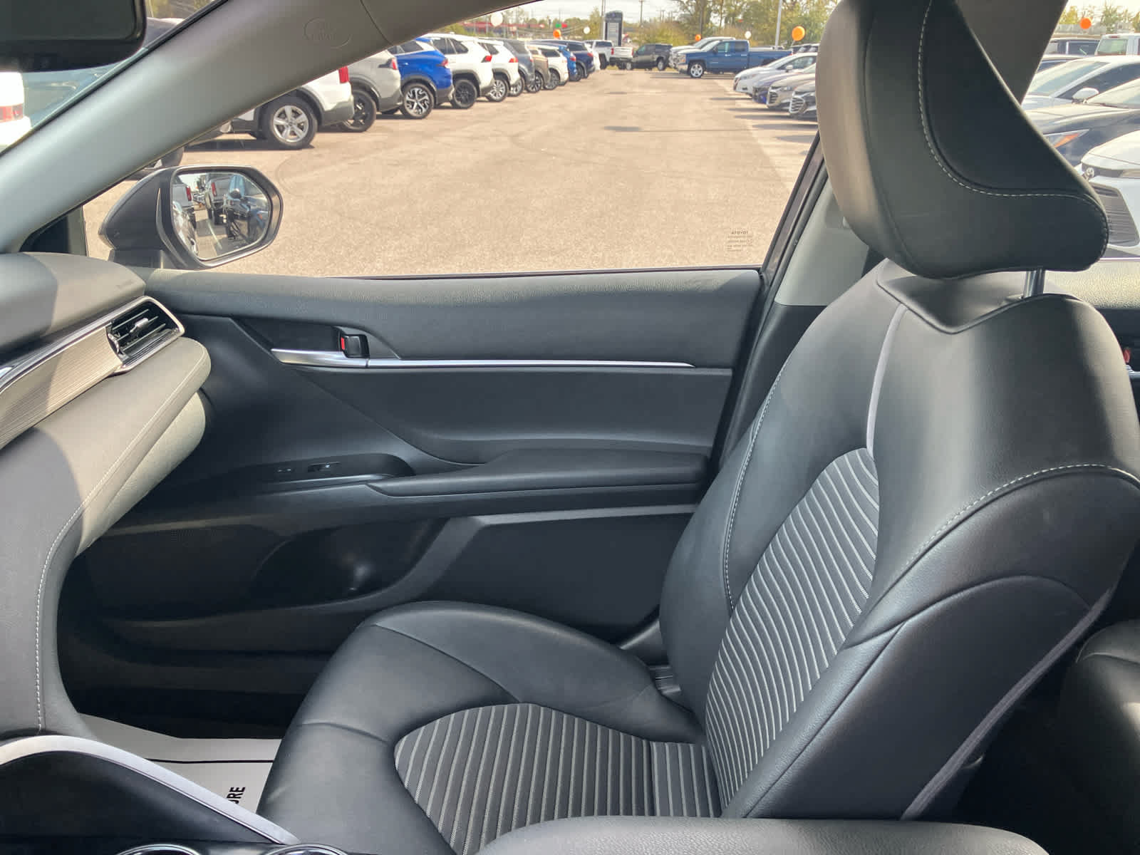 Used 2020 Toyota Camry SE w/ Convenience Package FWD image 10