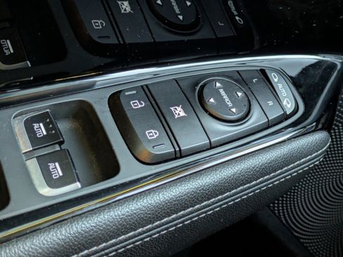 Used 2017 Kia Niro EX image 24