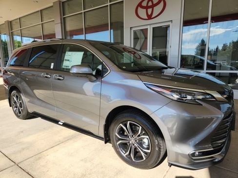 New 2026 Toyota Sienna Platinum AWD/4WD image 4