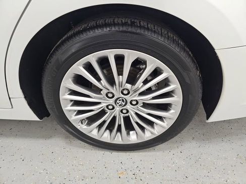 Used 2019 Toyota Avalon Limited image 10