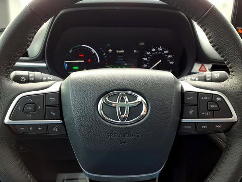 Used 2025 Toyota Sienna XLE image 23