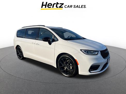 Used 2025 Chrysler Pacifica Limited image 1