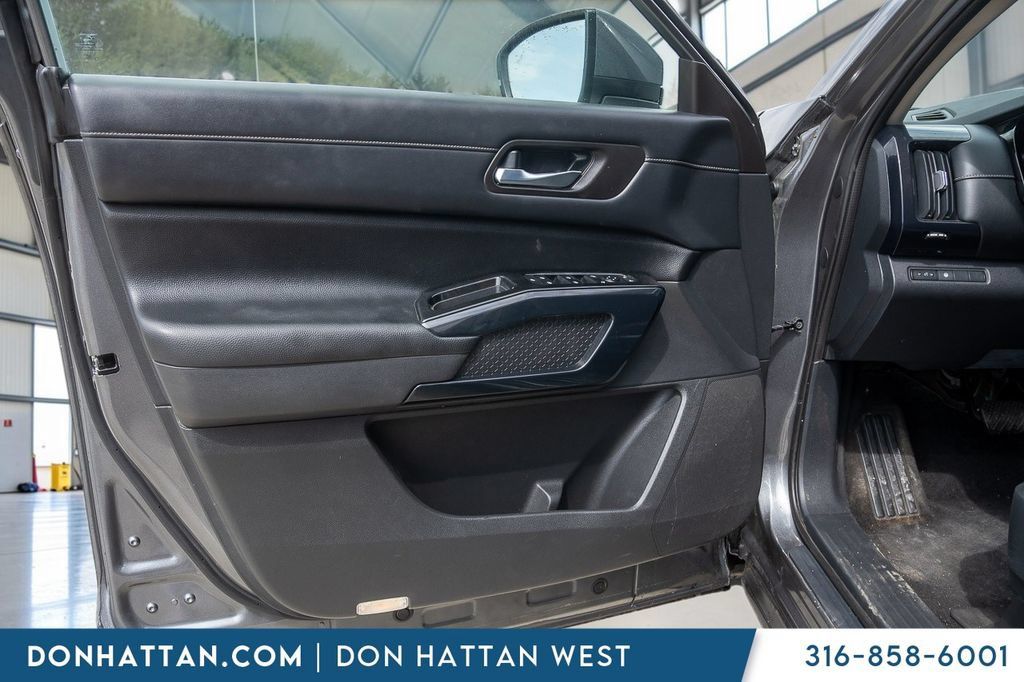 Used 2022 Nissan Pathfinder SV FWD image 13