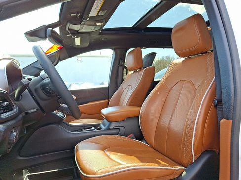 Certified 2024 Chrysler Pacifica Pinnacle FWD image 13