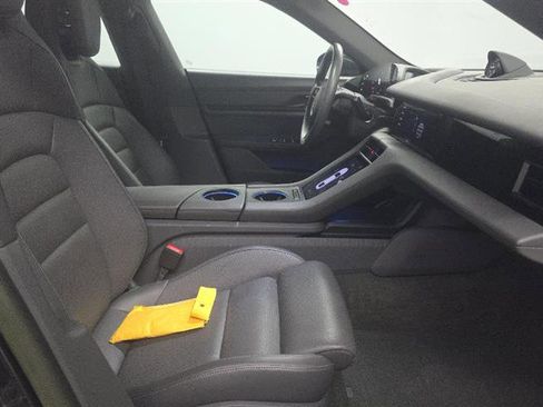 Used 2022 Porsche Taycan image 8