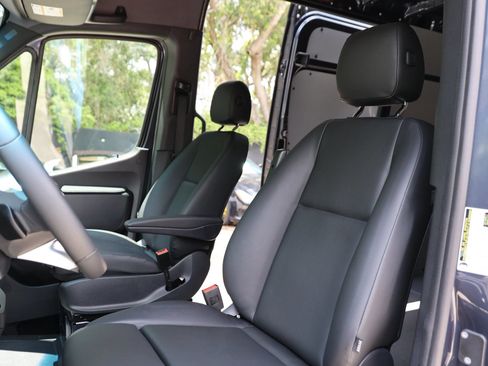 Used 2025 Mercedes-Benz Sprinter 2500 image 9