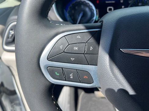 Used 2024 Chrysler Pacifica Touring-L FWD image 30