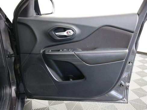 Used 2016 Jeep Cherokee Latitude AWD/4WD image 24