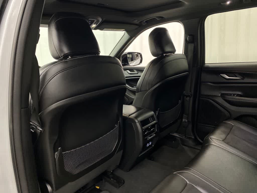 Used 2023 Jeep Grand Cherokee Altitude AWD/4WD image 16