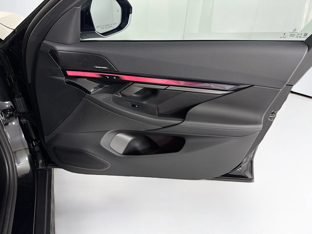 Used 2025 BMW i5 eDrive40i w/ Premium Package RWD image 25