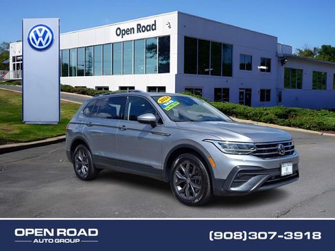 Certified 2024 Volkswagen Tiguan SE AWD/4WD image 1