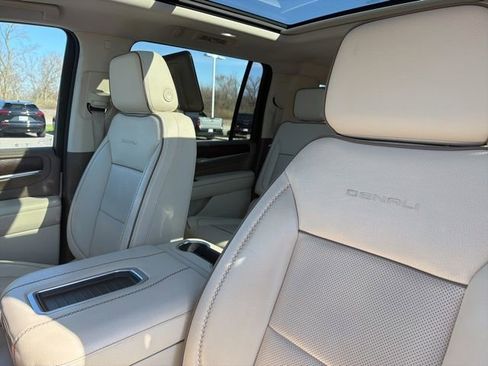 Used 2021 GMC Yukon XL Denali w/ Denali Premium Package AWD/4WD image 16