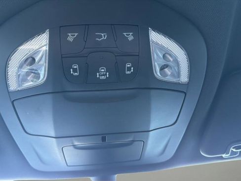 Used 2025 Chrysler Pacifica Select image 30