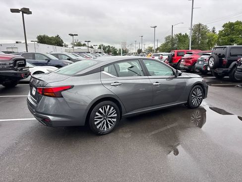 Used 2025 Nissan Altima 2.5 SV FWD image 29