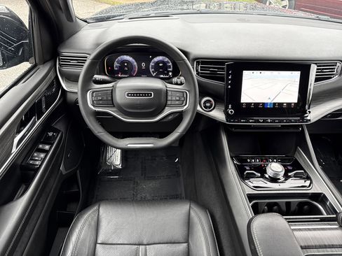 Used 2023 Jeep Wagoneer L Series III w/ Preferred Equipment Group image 15