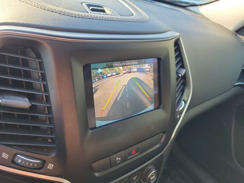 Used 2019 Jeep Cherokee Latitude Plus AWD/4WD image 30