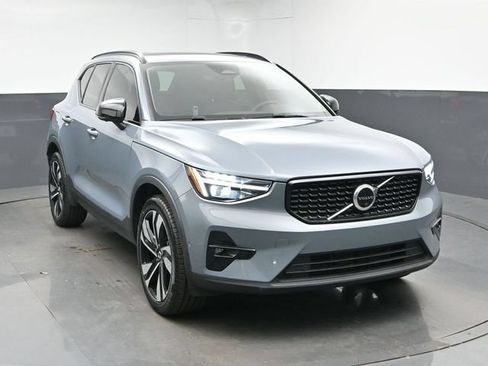 Used 2023 Volvo XC40 B5 Ultimate w/ Protection Package Premier AWD/4WD image 2