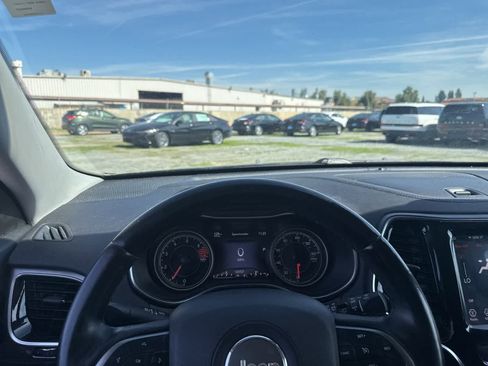 Used 2019 Jeep Cherokee Limited image 20