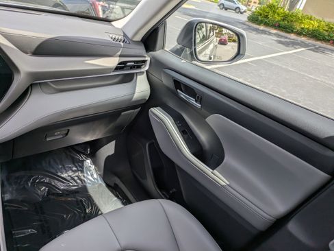 Used 2022 Toyota Highlander XLE FWD image 15