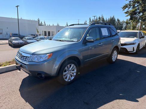 Used 2013 Subaru Forester 2.5X Limited AWD/4WD image 2