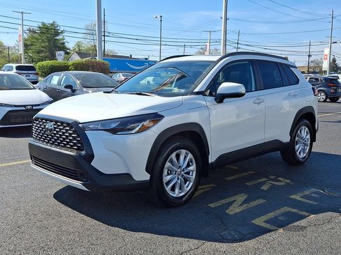 Used 2023 Toyota Corolla Cross LE w/ Moonroof Package image 3