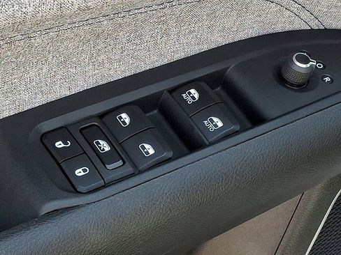 Used 2024 Jeep Compass Latitude image 25