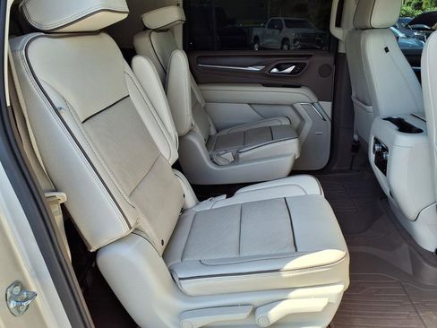 Used 2022 GMC Yukon XL Denali w/ Advanced Technology Package AWD/4WD image 15