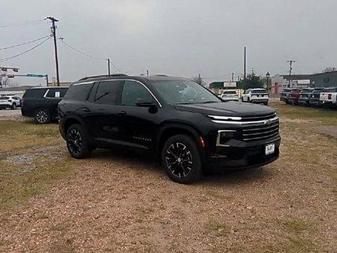 New 2026 Chevrolet Traverse LT w/ Sun and Wheel Package FWD image 2