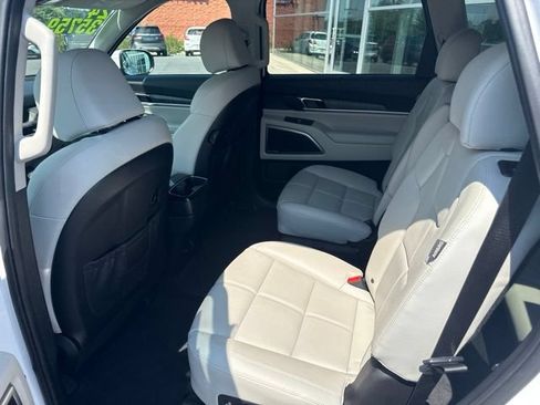Certified 2024 Kia Telluride EX w/ EX Captain's Chair Package FWD image 17