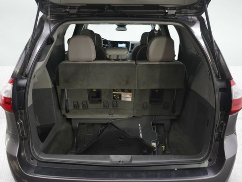 Used 2018 Toyota Sienna XLE image 9